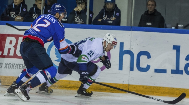 "Lada" uzbrucējs Artūrs Ozoliņš cīņā par ripu. Foto: hclada.ru