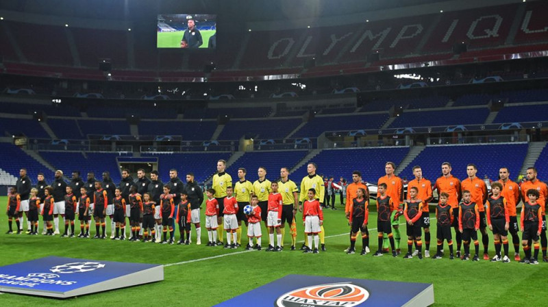 Mirklis pirms spēles sākuma - "Lyon", Latvijas tiesnešu brigāde un "Shakhtar". Foto: FC Shakhtar