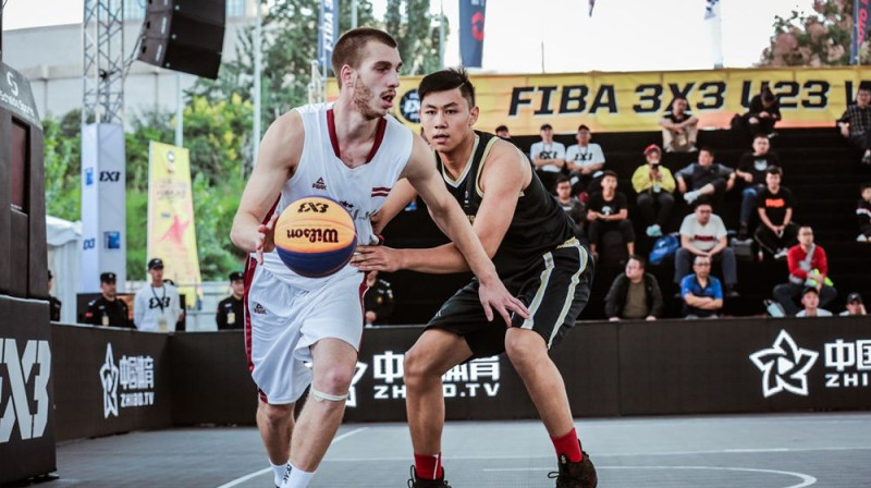 Linards Jaunzems spēlē ar Indonēziju. Foto: FIBA