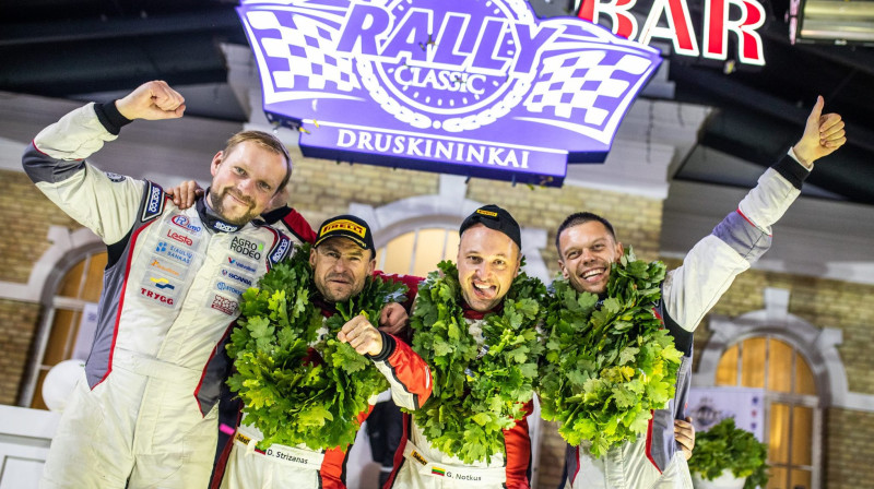 Andris Mālnieks (pa kreisi) un Vaidotas Žala (pa labi) līksmo ar Notkus ekipāžu
Foto: Agrorodeo Dakar