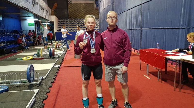 Daniela Ivanova ar treneri Ulvi Bērzonu. Foto: Latvijas Svarcelšanas federācija