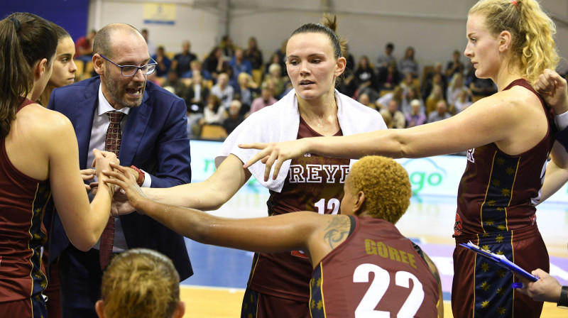 Anete Šteinberga ar komandas biedrenēm "Reyer" komandā. Foto: Romāns Kokšarovs/f64