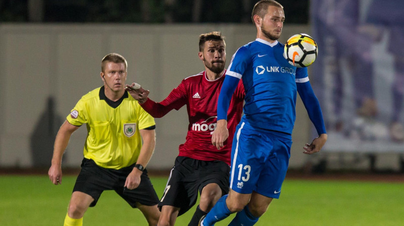 Ivars Caune uzrauga spēli. Foto: Raimonds Volonts