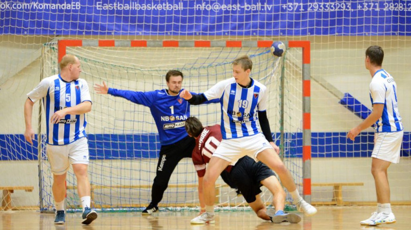 "Celtnieks" handbolisti aizsardzībā. Foto: GL Sports Photography