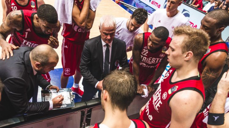 Artūrs Strautiņš (pa labi) komandas sapulcē. Foto: Alma Trieste Facebook