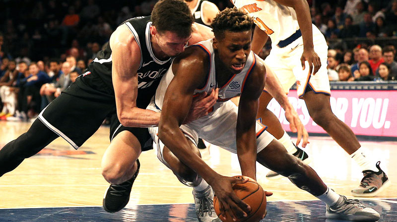 Rodions Kurucs un Franks Nilikinā cīņā par bumbu pārbaudes spēlē pret Ņujorkas "Knicks". Foto: USA Today Sports/Scanpix