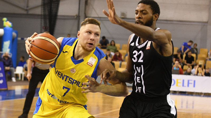 Ingus Jakovičs uzbrukumā sestdienas mačā pret "VEF Rīga" komandu. Foto: Romāns Kokšarovs/f64