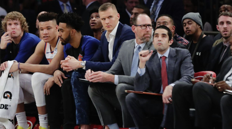 Kristaps Porziņģis un "Knicks" soliņa pārbaudes spēles laikā, Foto: AP / Scanpix
