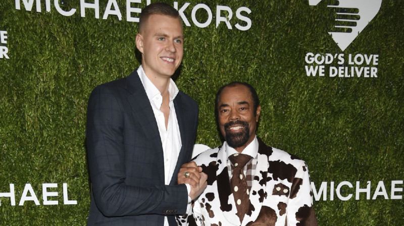 Kristaps Porziņģis un "Knicks" leģenda un spēļu komentētājs Volts Freizers, Foto: AP / Scanpix