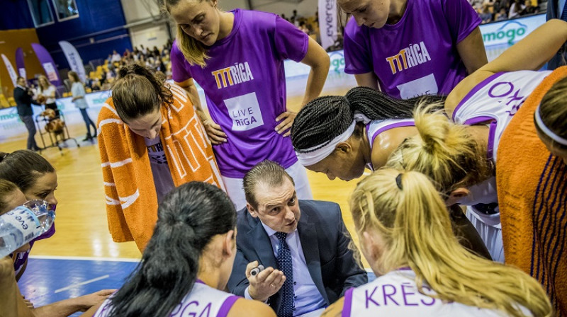 Mārtiņš Zībarts un TTT spēlētājas. Foto: Renārs Koris