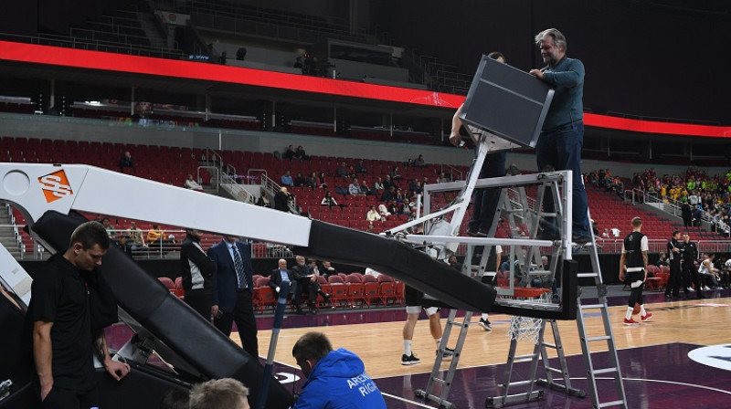 VEF spēlētāji pirmajā puslaikā neredzēja, cik laika palicis līdz uzbrukuma beigām. Foto: Romāns Kokšarovs, f64