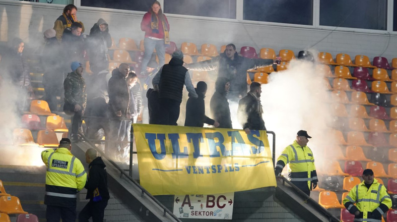 "Ventspils" ultras spēlē pret "Riga", Foto: Romāns Kokšarovs, Sporta Avīze, f64