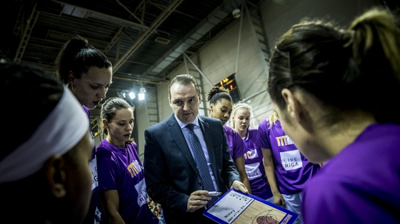 Mārtiņš Zībarts un TTT basketbolistes: pirmā uzvara FIBA Eirolīgā. Foto: Romāns Kokšarovs, f64