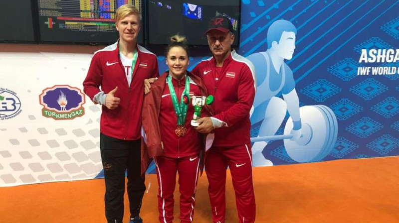 Rebeka Koha kopā ar treneri Eduardu Andruškeviču un fizioterapeitu Arni Noveičuku. Foto no A. Noveičuka Facebook profila