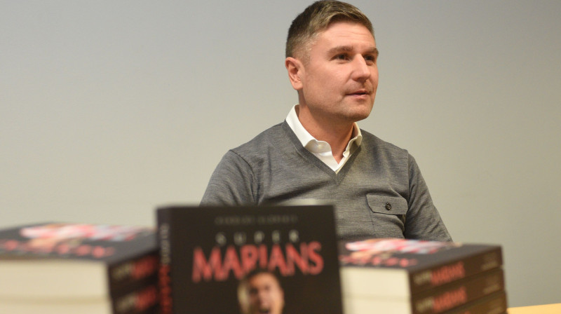 Marians Pahars sev veltītās grāmatas prezentācijā. Foto: Romāns Kokšarovs/f64