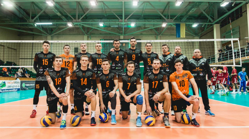 Ļvivas komanda pirms spēles. Ar 5. numuru komandas kapteinis Jevheņijs Kisiļuks
Foto: cev.lu