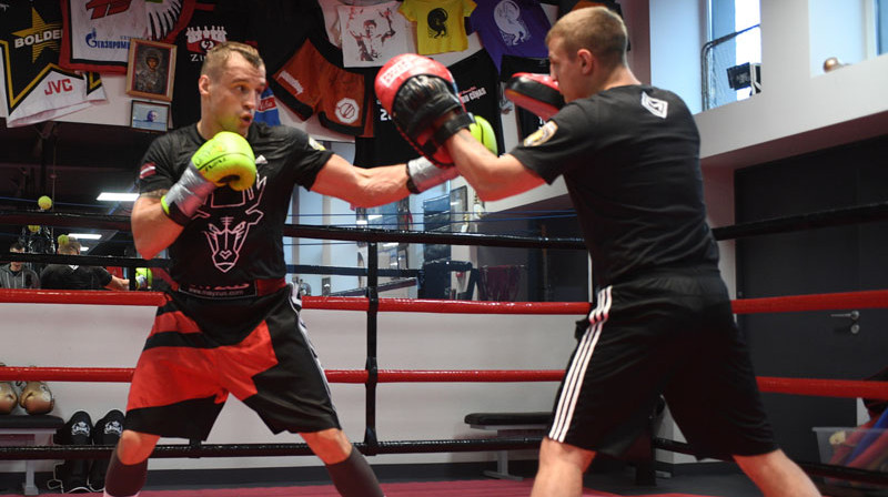 Mairis Briedis treniņā ar Dmitriju Šiholaju. Foto: Romāns Kokšarovs/f64