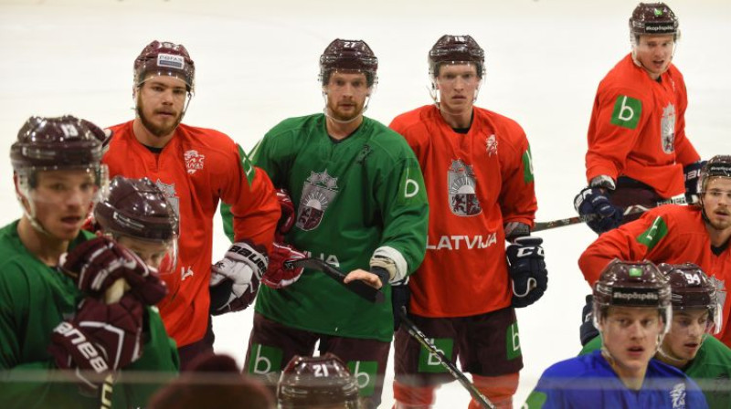 Latvijas hokeja izlases spēlētāji treniņā. Foto: Romāns Kokšarovs/F64
