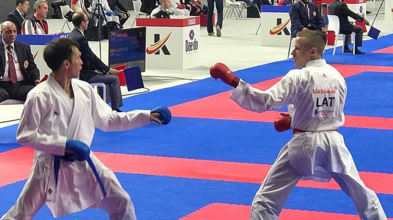 Kalvis Kalniņš (pa labi) pasaules čempionātā. Foto no sportista Facebook profila