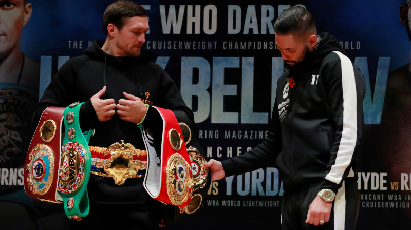 Tonijs Beljū uzmetis aci uz Oleksandra Usika čempiona jostām. Foto: Reuters/Scanpix