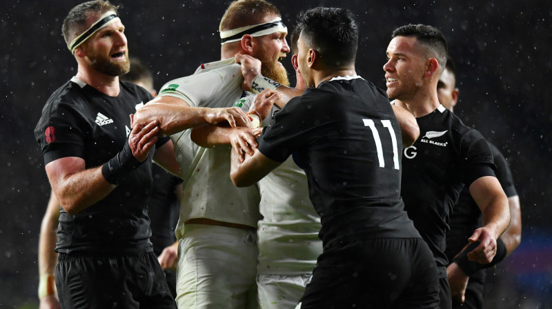 Breds Šīldss (centrā) tautiešu ielenkumā
Foto: Reuters/Scanpix