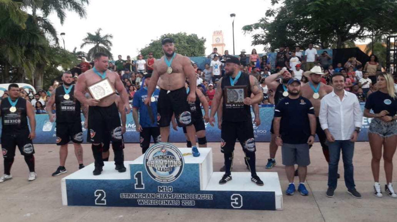 Dainis Zāģeris (centrā) un Aivars Šmaukstelis (pa labi) uz finālsacensību goda pjedestāla. Foto: noticaribe.com.mx