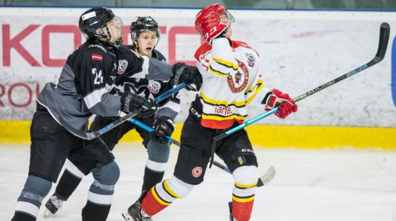 "Rīgas" un "KRS Heilongjiang" hokejisti. Foto: www.hkr.lv