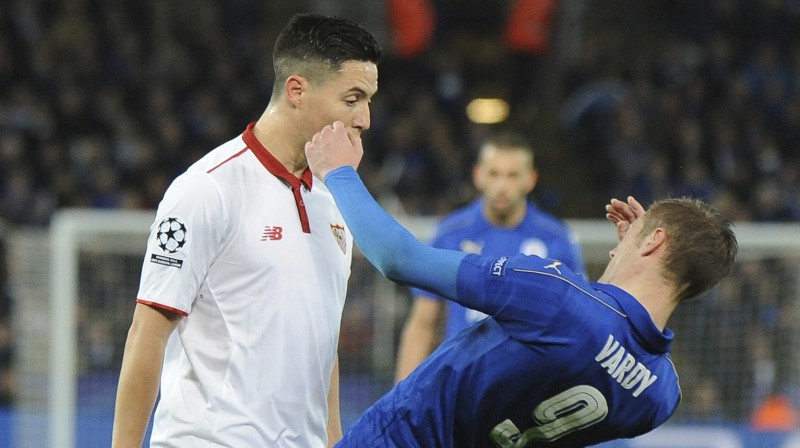 Pārstāvēdams "Sevilla", Samirs Nasrī uzķeras uz Džeimija Vārdija provokāciju un tiek noraidīts. Foto: AP/Scanpix