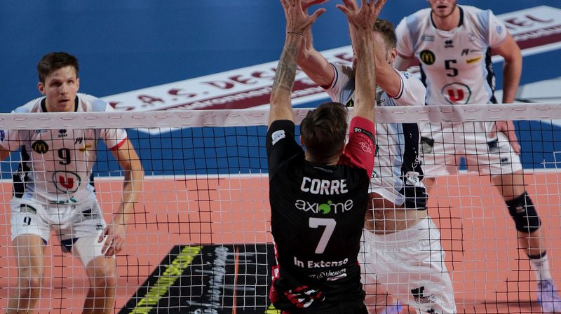 Hermans Egleskalns (Nr. 9) gatavs uzbrukt
Foto: toursvolleyball.com