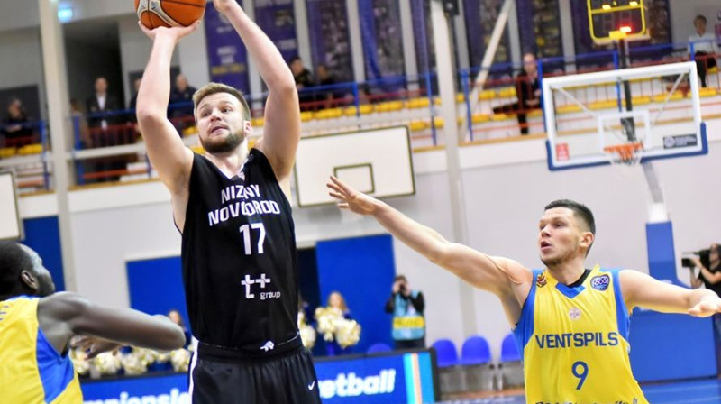 Rihards Lomažs aizsardzībā. Foto: Juris Ģigulis/basketballcl.com