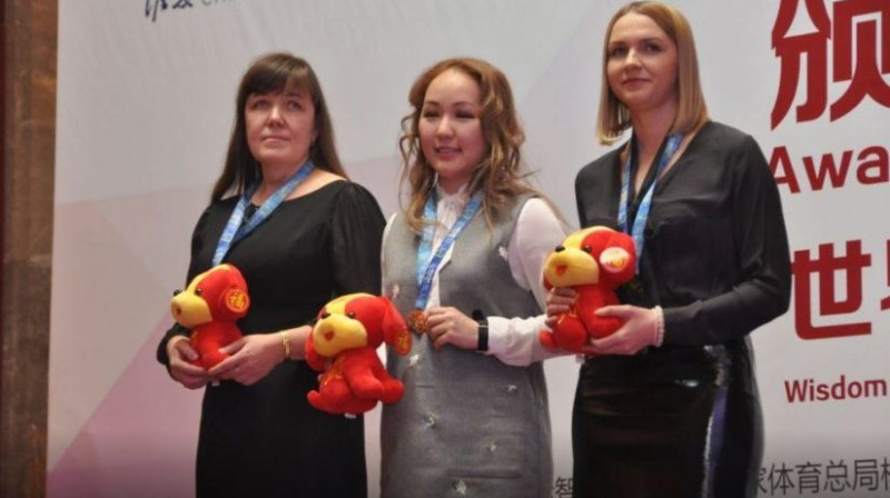 Zoja Golubeva (pa kreisi). Foto: Latvijas Dambretes federācija