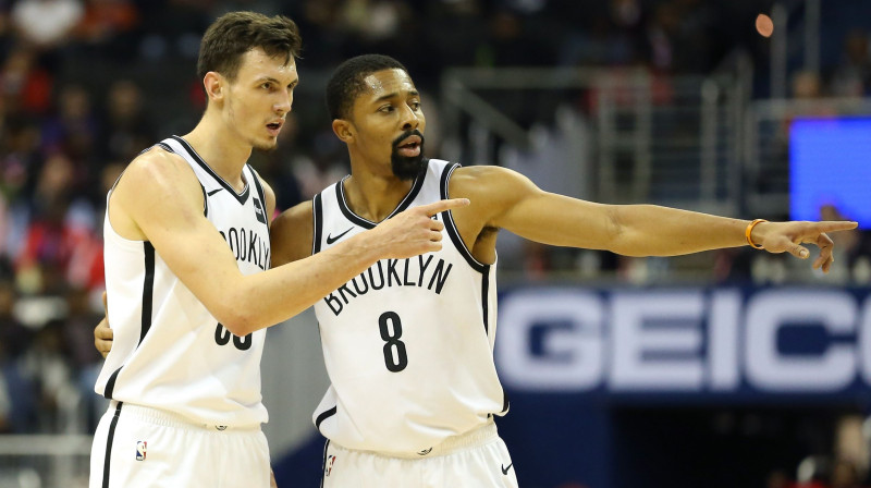 Rodions Kurucs un Speisers Dinvidijs spēlē ar "Wizards". Foto: AFP/Scanpix