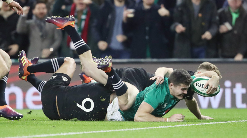 Džeikobs Stokdeils gūst vienīgo piezemējumu Īrijas - Jaunzēlandes mačā.
Foto: PA Wire/Scanpix