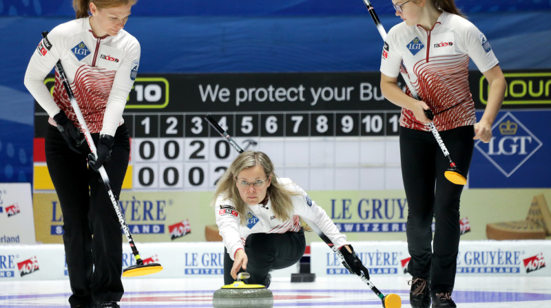 Ieva Krusta (pa kreisi), Iveta Staša-Šaršūne, Evelīna Barone
Latvijas sieviešu kērlinga izlases spēlētājas
Foto: WCF / Alina Pavlyuchik