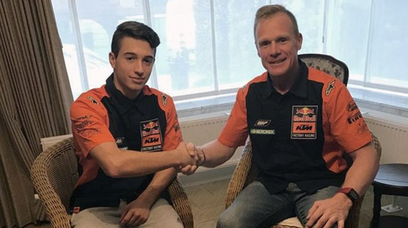 Toms Vials (pa kreisi) pēc līguma noslēgšanas. Foto: KTM