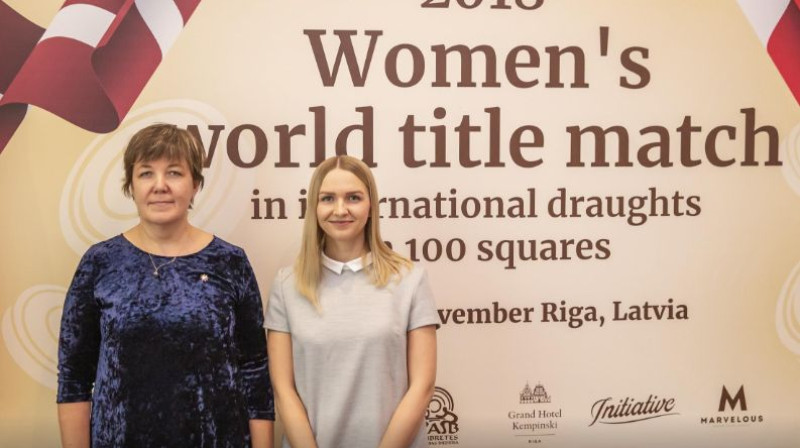 Zoja Golubeva un Natālija Sadovska, cīnoties par pasaules čempiones titulu. Organizatoru foto