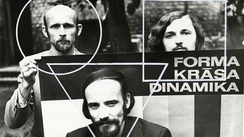 Valdis Celms, Arturs Riņķis un Andulis Krūmiņš ar izstādes “Forma. Krāsa. Dinamika” plakātu. 1979. Fotogrāfija no Artura Riņķa arhīva. Foto: Atis Ieviņš