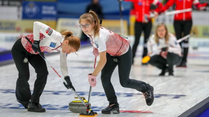 Latvijas izlases spēlētājas Ieva Krusta (no kreisās) un Evelīna Barone. Foto: Pasaules Kērlinga federācija
