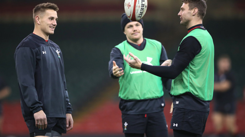 Velsas izlases spēlētāji gatavojoties mačam pret DĀR.
Foto: AFP/Scanpix