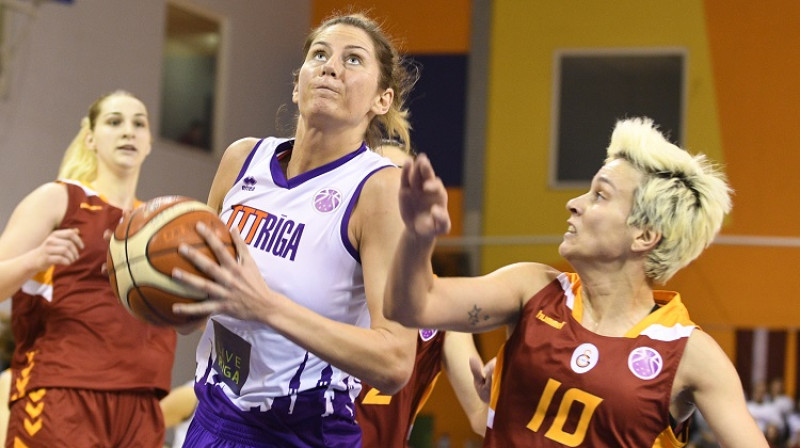 Giedre Labuckiene spēlē pret "Galatasaray". Foto: Romāns Kokšarovs, f64