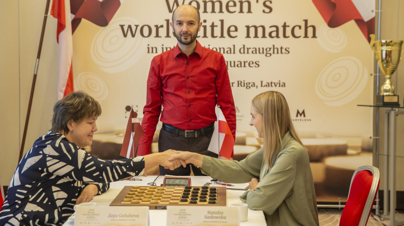 Zoja Golubeva un Natālija Sadovska pirms trešās kārtas cīņas. Organizatoru foto