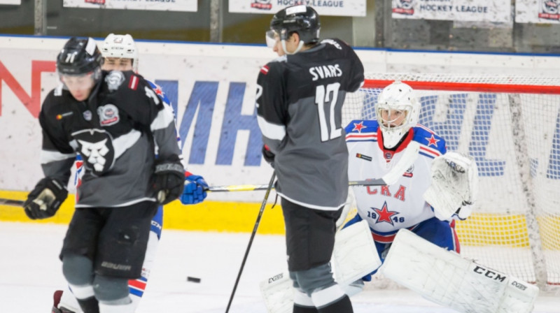 Aizsargs Pauls Svars (nr. 12) guva "Rīgas" pirmos vārtus šodien. Foto: www.hkr.lv