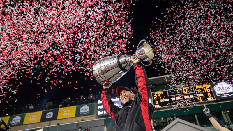 Kalgari "Stampeders" galvenais treneris Deivs Dikensons ar Greja kausu
Foto: The Canadian Press/Scanpix