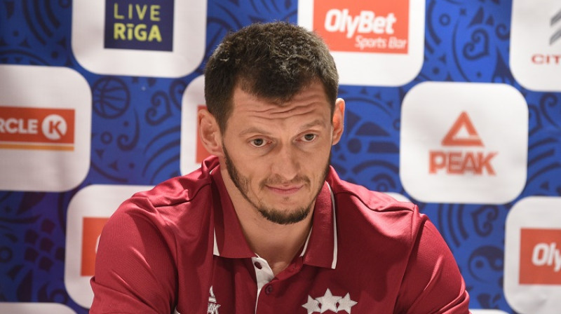 Jānis Blūms preses konferencē 26. novembrī. Foto: Romāns Kokšarovs, f64
