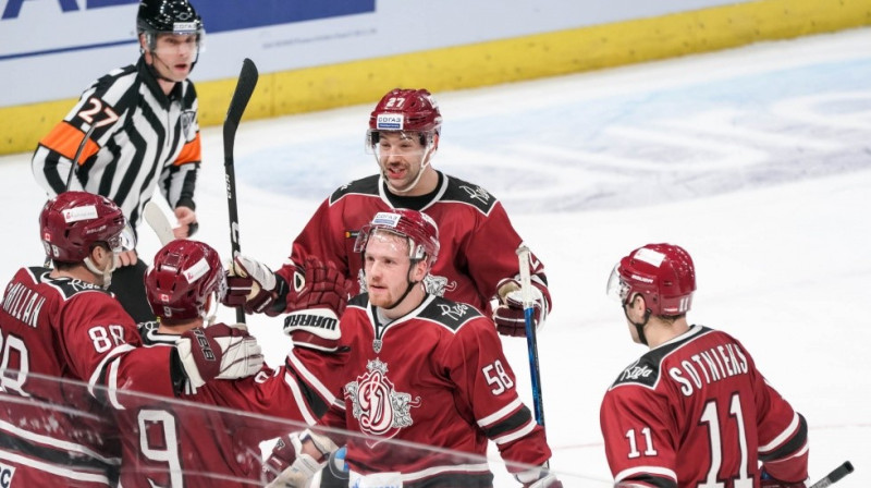 Rīgas ''Dinamo'' hokejistu prieki par pirmajiem gūtajiem vārtiem Cīrihē mačā pret SKA. Foto: Raimonds Volonts/dinamoriga.lv