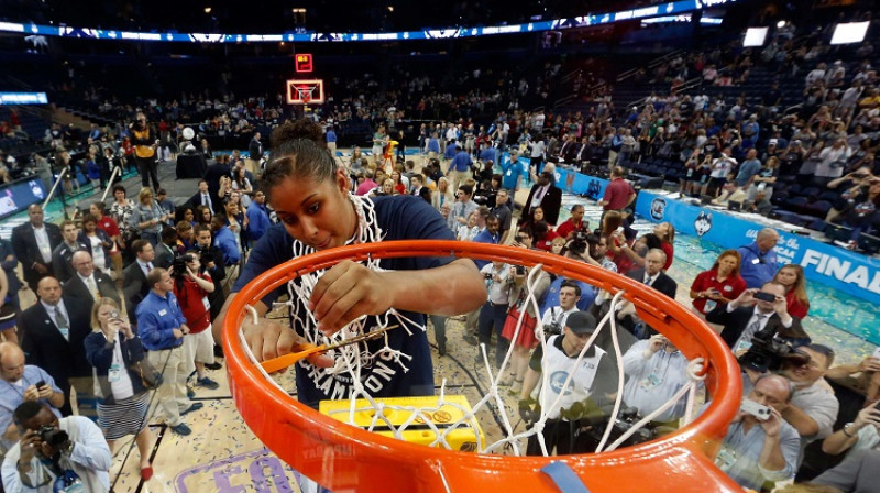 Kalīna Lūisa 2015. gada 7. aprīlī "Amalie Arena" Tampā nogriež tīkliņu pēc uzvaras NCAA čempionātā. Foto: AFP/Scanpix