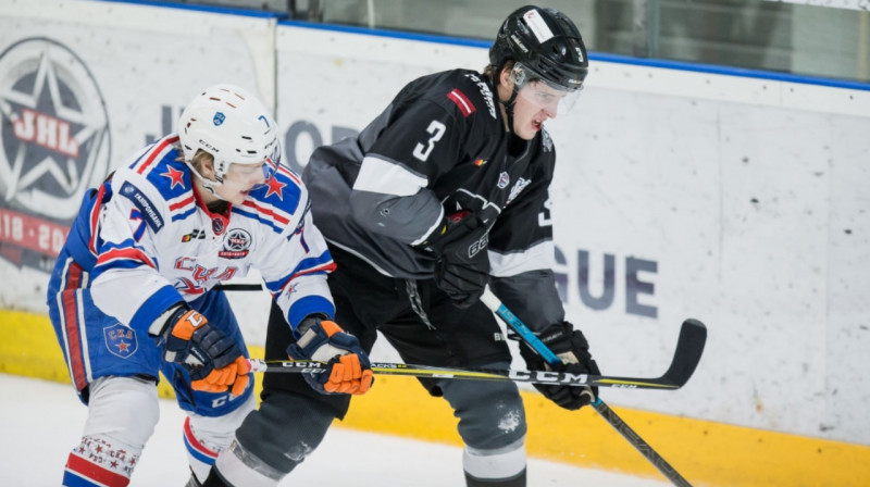 "Rīgas" lietuviešu aizsargs Kosts Gusevs mačā pret "Chayka" guva savus pirmos vārtus šosezon. Foto: www.hkr.lv