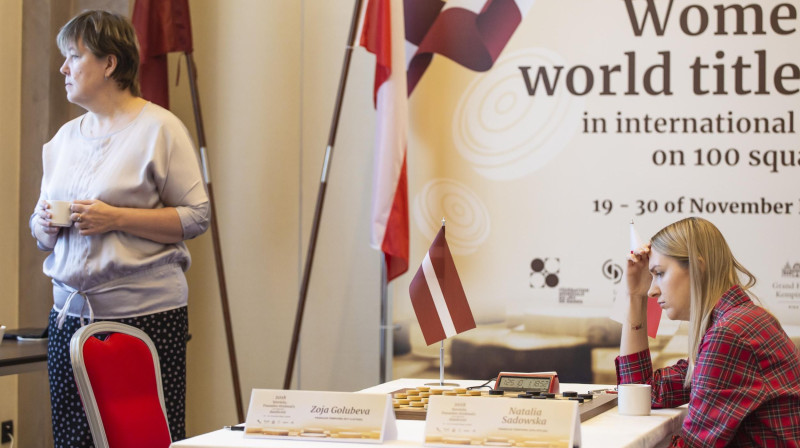 Zoja Golubeva un Natālija Sadovska septītās kārtas duelī. Organizatoru foto