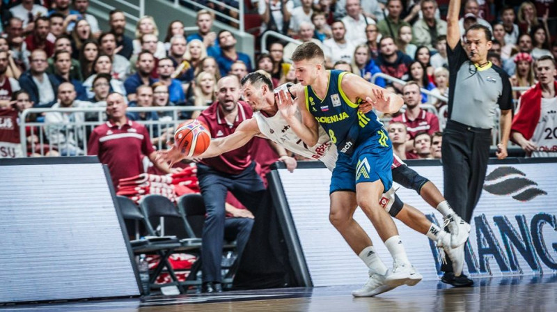 Jānis Blūms un Edo Muričs. Foto: FIBA