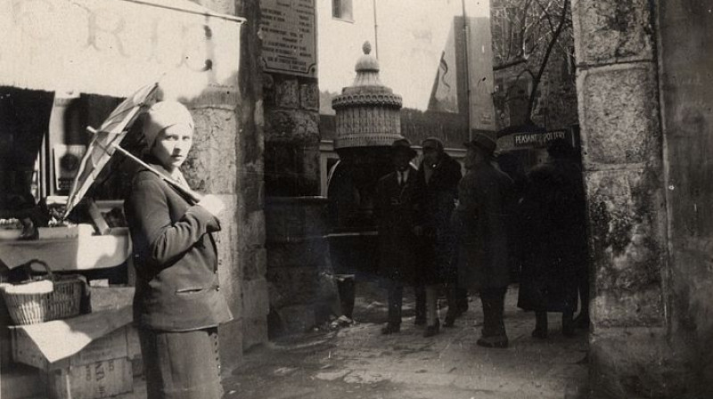 Aleksandra Beļcova Dienvidfrancijā. 1927.–1931. Fotogrāfijas autors nezināms.
Romana Sutas un Aleksandras Beļcovas muzeja kolekcija. Skenējums